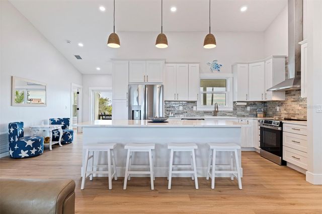 605 115TH AVENUE, Treasure Island, FL 33706