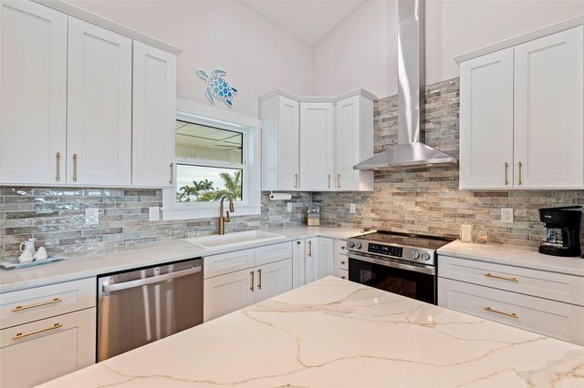 605 115TH AVENUE, Treasure Island, FL 33706