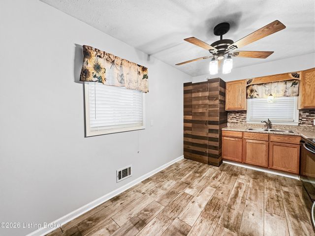4110 Jim Hawkins Dr, Louisville, KY 40229