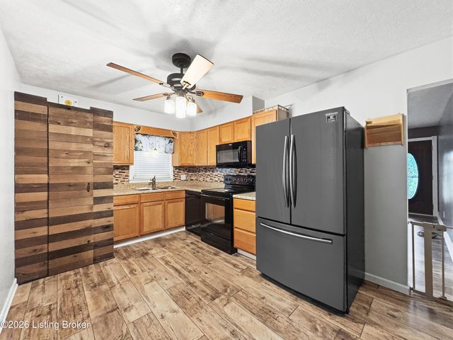 4110 Jim Hawkins Dr, Louisville, KY 40229