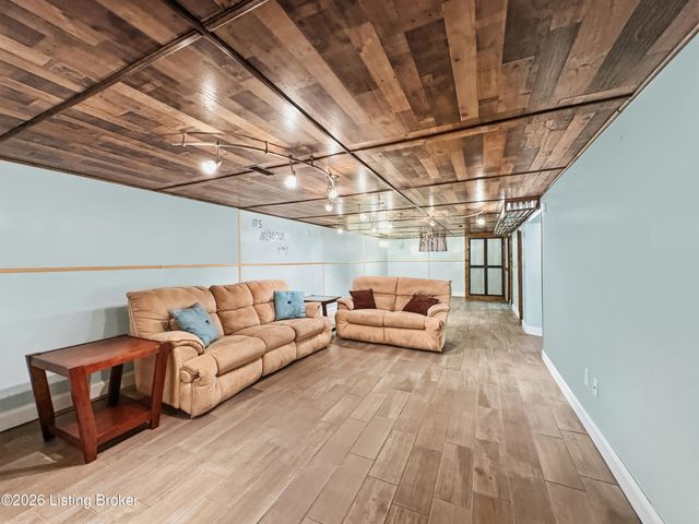 4110 Jim Hawkins Dr, Louisville, KY 40229