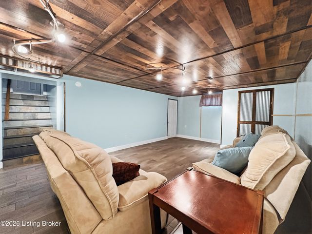 4110 Jim Hawkins Dr, Louisville, KY 40229