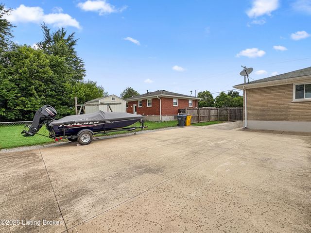 4110 Jim Hawkins Dr, Louisville, KY 40229