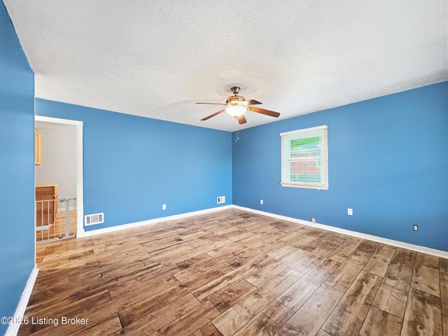 4110 Jim Hawkins Dr, Louisville, KY 40229