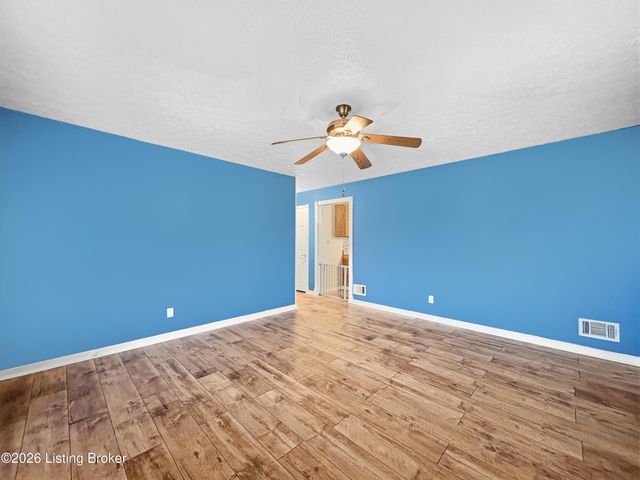 4110 Jim Hawkins Dr, Louisville, KY 40229