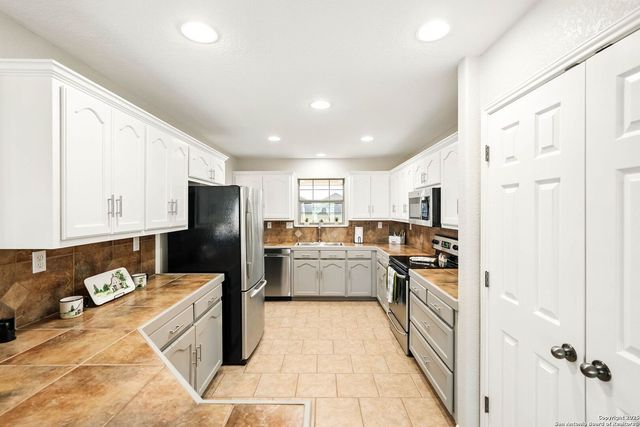 3362 Abbott Rd, St Hedwig, TX 78152