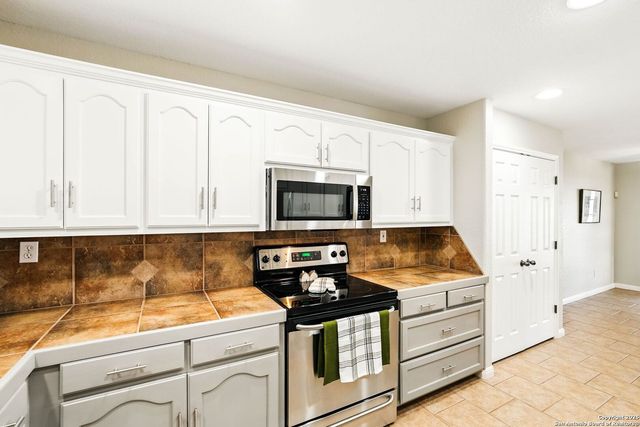 3362 Abbott Rd, St Hedwig, TX 78152