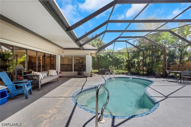 3036 Round Table LN, Naples, FL 34112