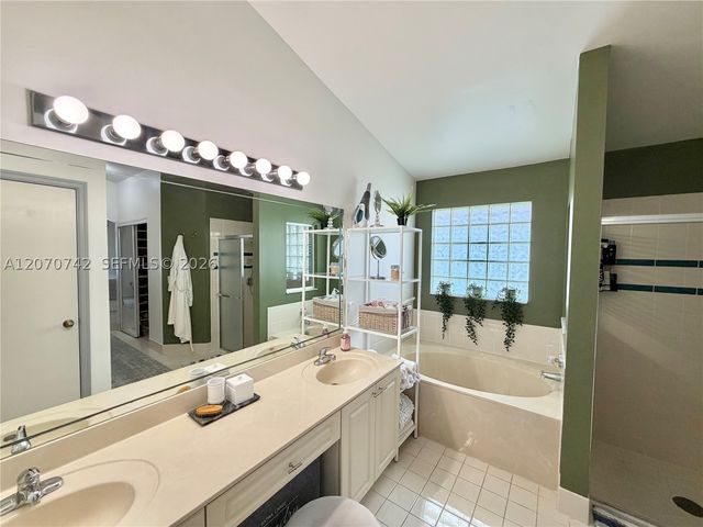 415 NW 165th Ave, Pembroke Pines, FL 33028