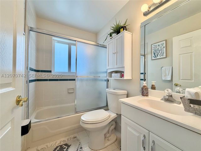 415 NW 165th Ave, Pembroke Pines, FL 33028