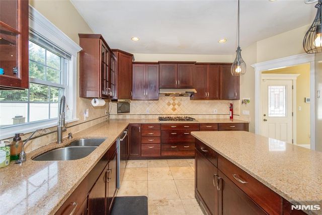 12-31 Roosevelt Place, Fair Lawn, NJ 07410