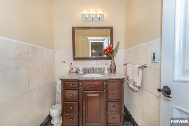 12-31 Roosevelt Place, Fair Lawn, NJ 07410