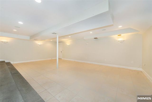 12-31 Roosevelt Place, Fair Lawn, NJ 07410