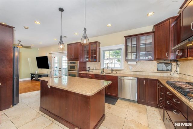 12-31 Roosevelt Place, Fair Lawn, NJ 07410