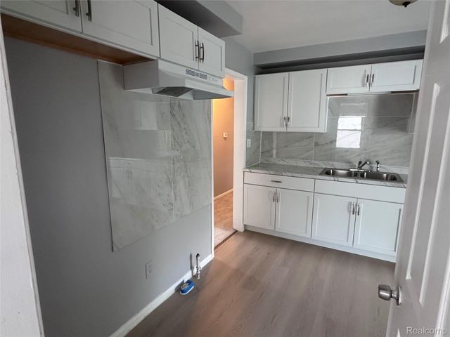 21315 Prestwick Avenue, Harper Woods, MI 48225