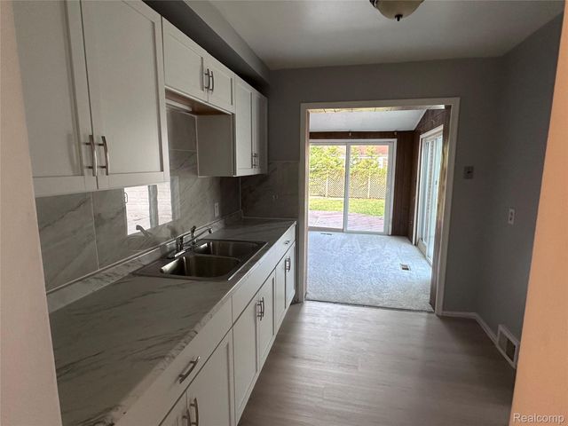 21315 Prestwick Avenue, Harper Woods, MI 48225