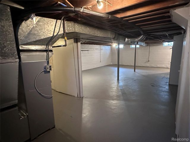 21315 Prestwick Avenue, Harper Woods, MI 48225