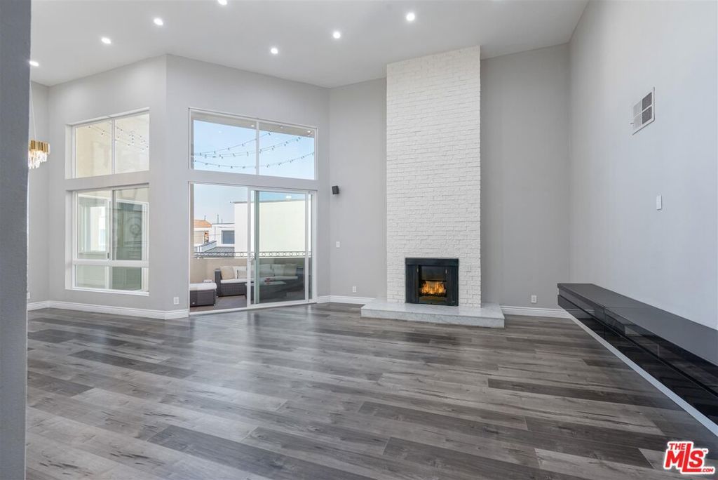 Image 1 of property listing at 14569 Benefit Street 304, Sherman Oaks, CA 91403