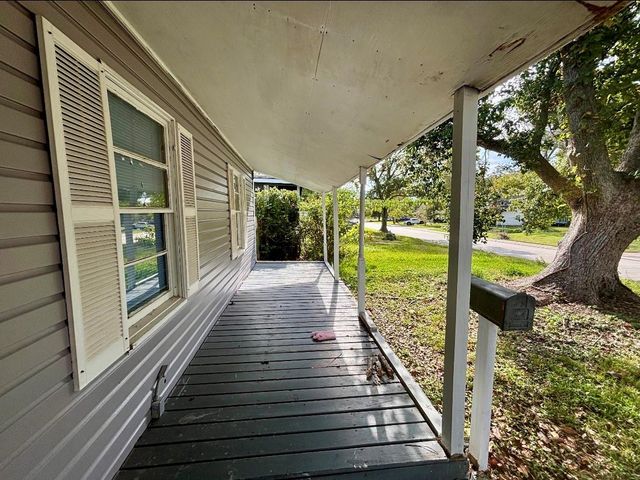 612 Winding Way Street, Lake Jackson, TX 77566