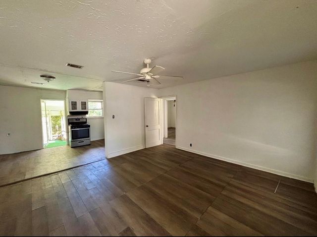 612 Winding Way Street, Lake Jackson, TX 77566