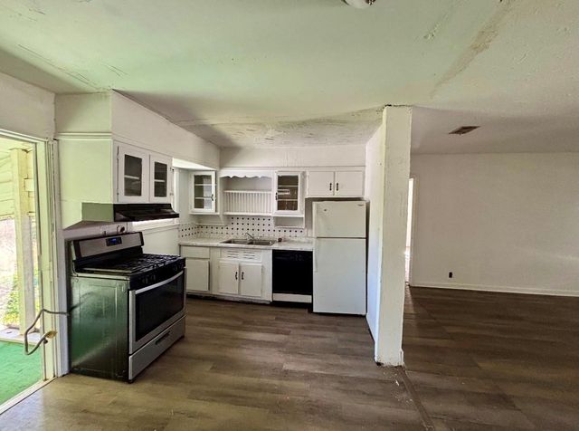 612 Winding Way Street, Lake Jackson, TX 77566