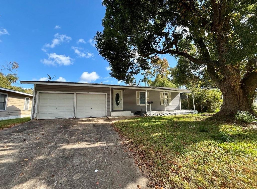 612 Winding Way Street, Lake Jackson, TX 77566