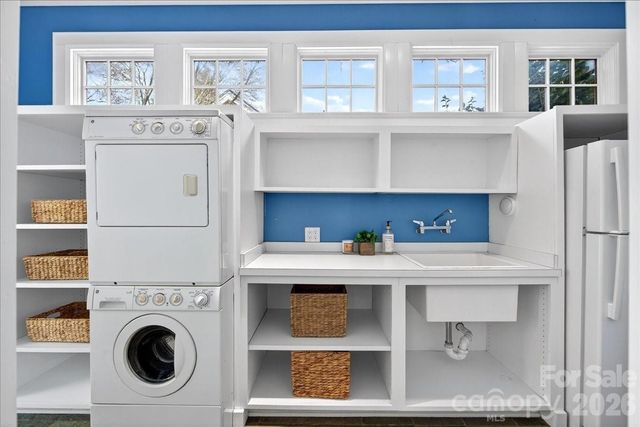 506 Hermitage Court, Charlotte, NC 28207