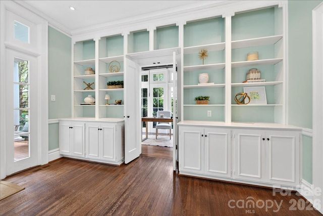 506 Hermitage Court, Charlotte, NC 28207