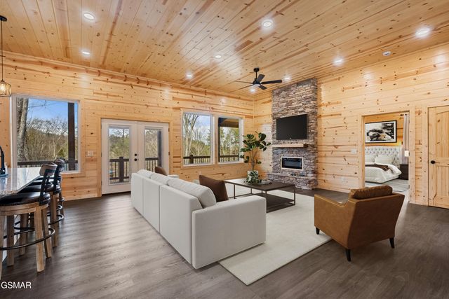 2749 Owls Cove Way, Sevierville, TN 37862