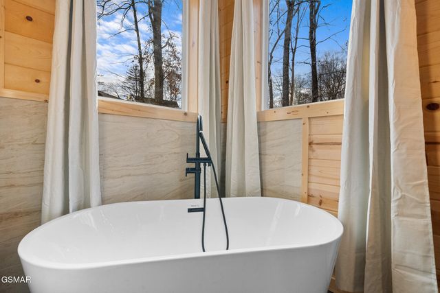 2749 Owls Cove Way, Sevierville, TN 37862