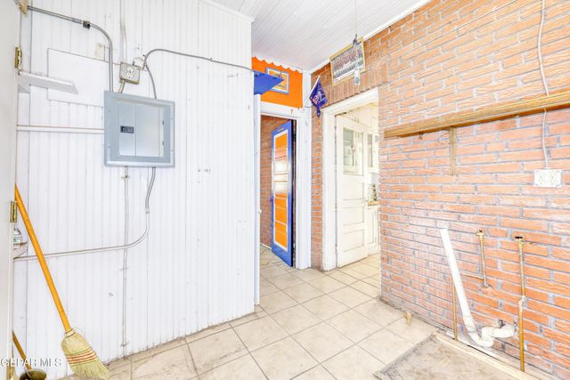 2117 N Raynor Street, El Paso, TX 79930