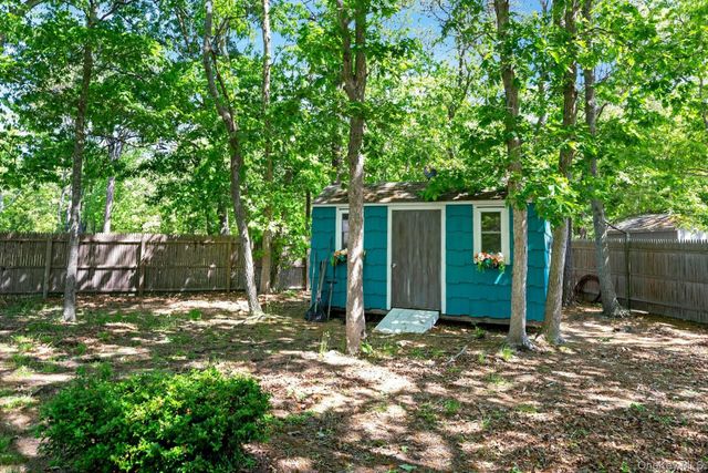 21 Jones Road, Hampton Bays, NY 11946