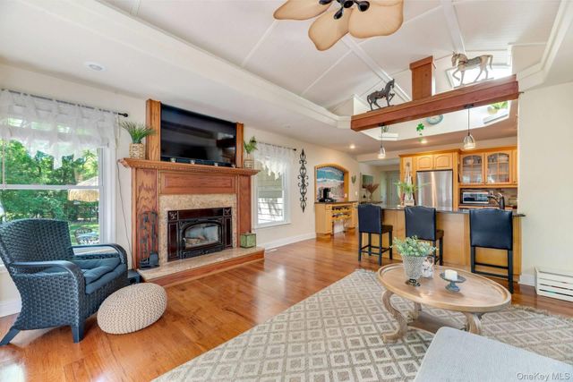 21 Jones Road, Hampton Bays, NY 11946