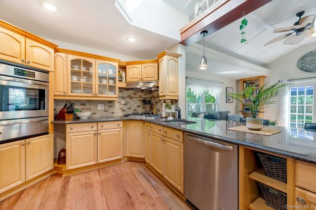 21 Jones Road, Hampton Bays, NY 11946