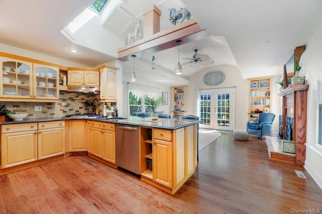 21 Jones Road, Hampton Bays, NY 11946