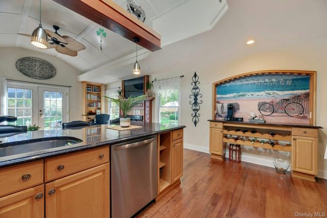 21 Jones Road, Hampton Bays, NY 11946