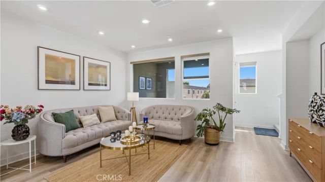 633 S Lyon St, Santa Ana, CA 92705