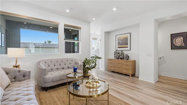 633 S Lyon St, Santa Ana, CA 92705