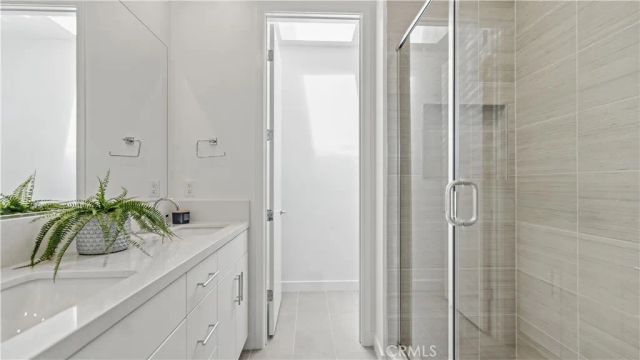 633 S Lyon St, Santa Ana, CA 92705