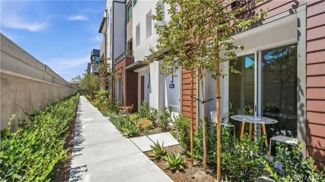633 S Lyon St, Santa Ana, CA 92705