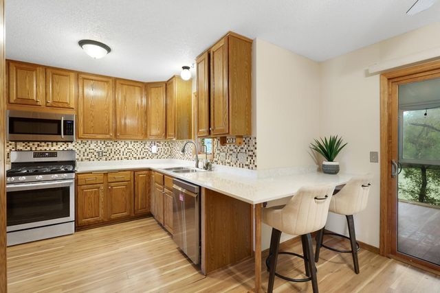 1001 Forest Glen Court, Burnsville, MN 55337