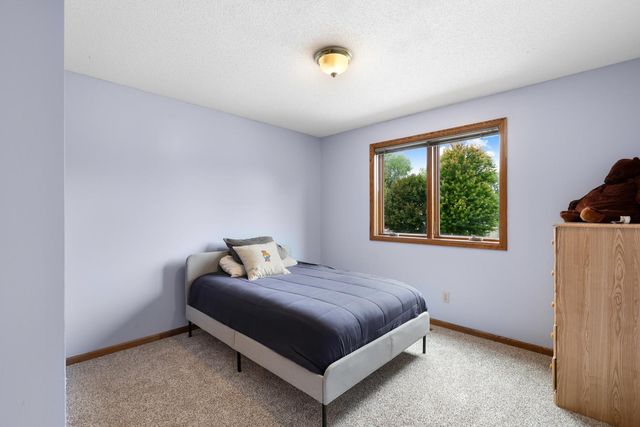 1001 Forest Glen Court, Burnsville, MN 55337