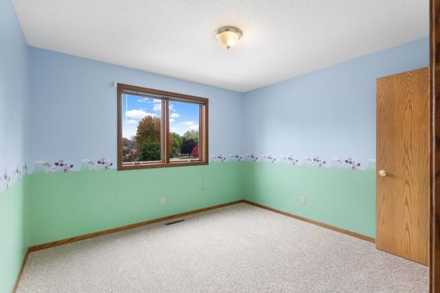1001 Forest Glen Court, Burnsville, MN 55337