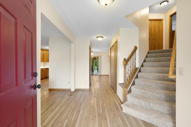 1001 Forest Glen Court, Burnsville, MN 55337