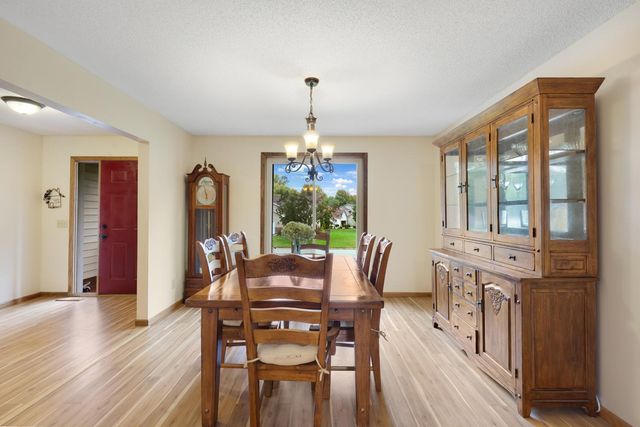 1001 Forest Glen Court, Burnsville, MN 55337