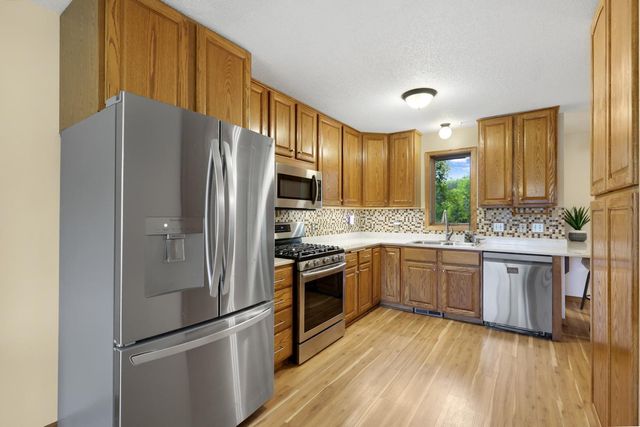 1001 Forest Glen Court, Burnsville, MN 55337