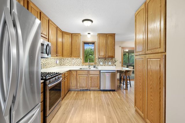 1001 Forest Glen Court, Burnsville, MN 55337