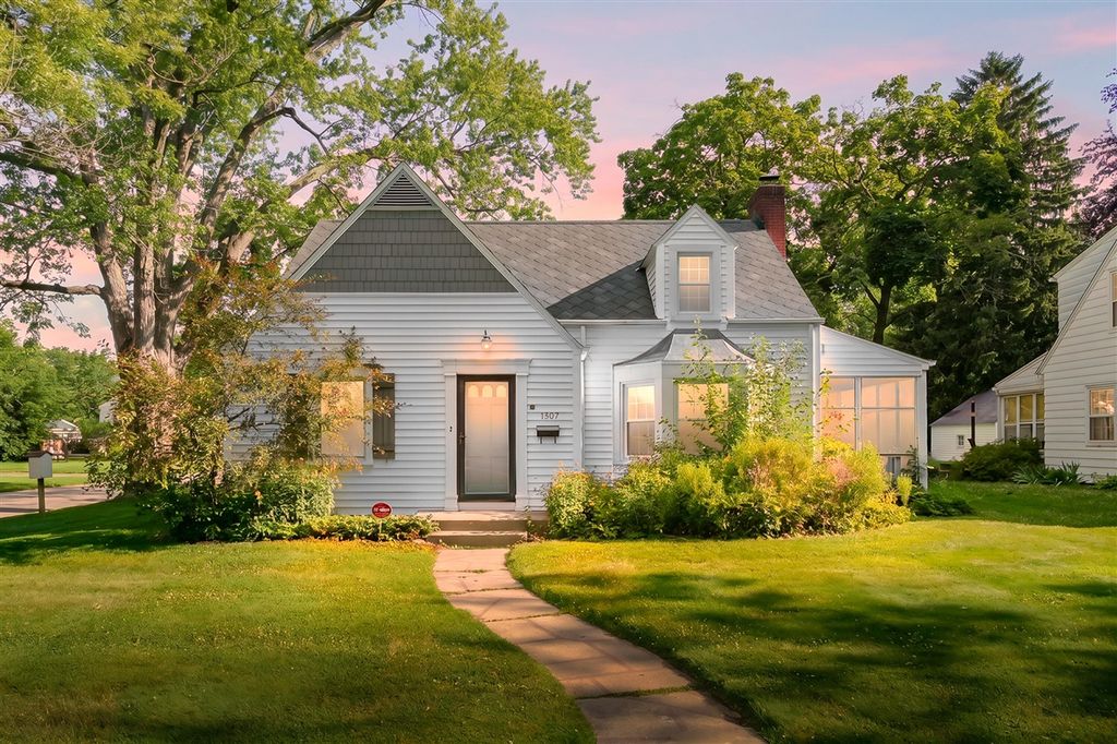 1307 Lakeway Avenue, Kalamazoo, MI 49001