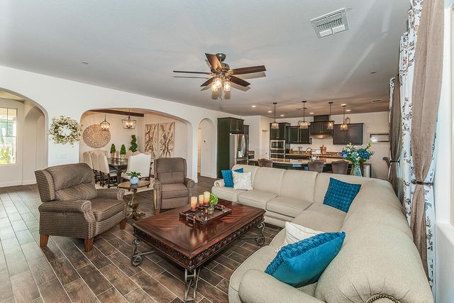 400 Ridge Creek Estates Way, Dinuba, CA 93618