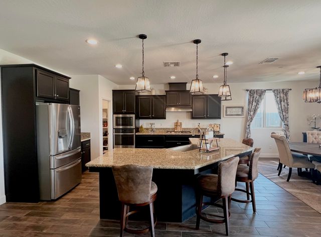 400 Ridge Creek Estates Way, Dinuba, CA 93618